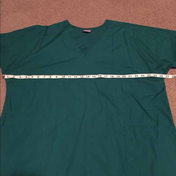 Assorted women’s XL scrub tops - Picture 4 of 7